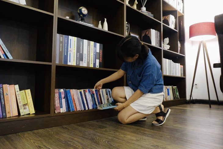 7 bí quyết Tết nhẹ nhàng, không cập rập đủ thứ việc- Ảnh 1. Dọn dẹp nhà cửa, sắp xếp lại tủ sách trước Tết - Ảnh: NGÂN HÀ