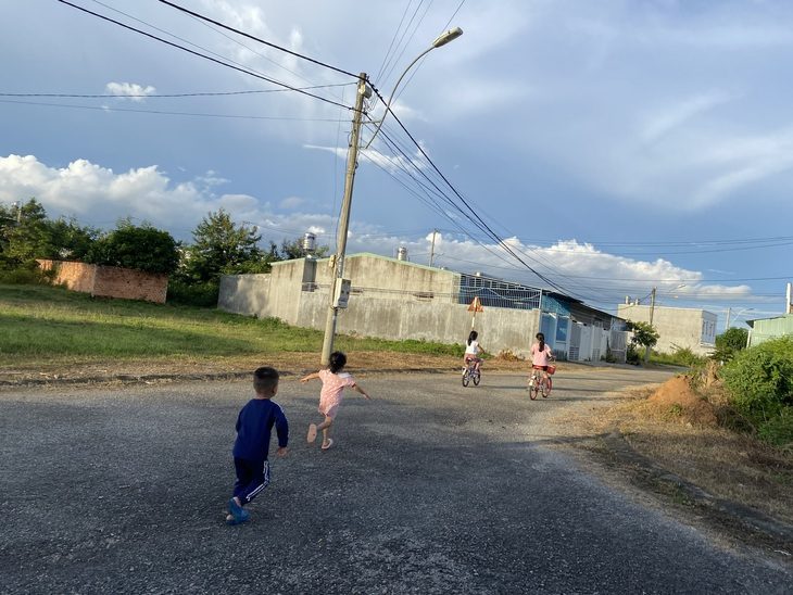 Chỉ mong đôi mắt của má và lũ trẻ vẫn sẽ dõi theo tôi - Ảnh 1. Chỉ mong đôi mắt của má và lũ trẻ vẫn sẽ dõi theo tôi - Ảnh 1.