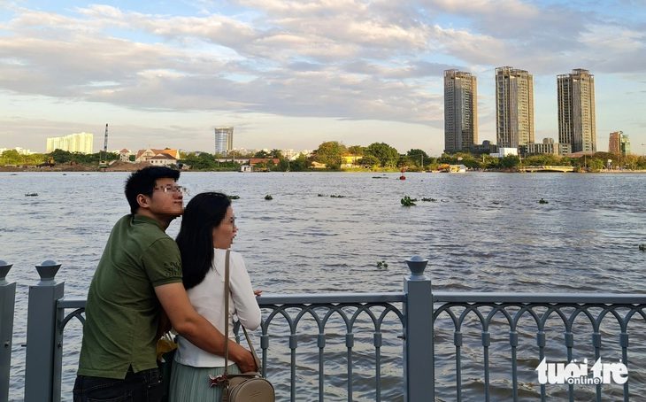 Bạn trẻ hẹn hò tại Công viên Bến Bạch Đằng - Ảnh: CÔNG TRIỆU Người trẻ hẹn hò - Ảnh: CÔNG TRIỆU