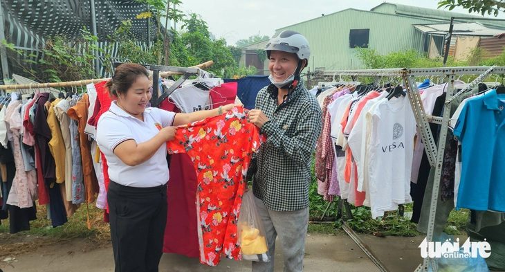 base64-1736910494316122662976 Ấm áp gian hàng 0 đồng tại mảng xanh từng là bãi rác - Ảnh 1.