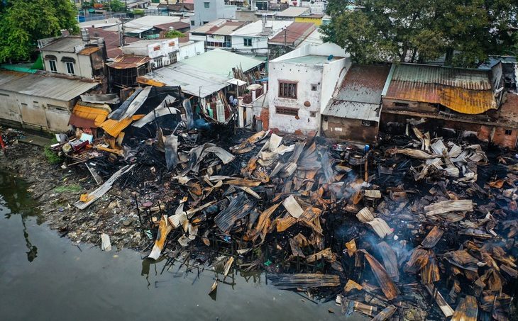 Hiện trường dãy nhà bị thiêu rụi sau vụ hỏa hoạn - Ảnh: PHƯƠNG QUYÊN Hiện trường dãy nhà bị thiêu rụi sau vụ hỏa hoạn - Ảnh: PHƯƠNG QUYÊN