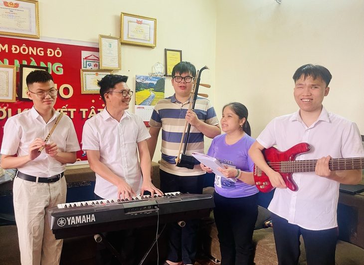 Âm nhạc dẫn lối, vượt lên bóng tối- Ảnh 1. Mỗi tuần, anh Trần Bình Minh (thứ hai từ trái qua) cùng thành viên ban nhạc Nắng mới, thuộc mái ấm Đông Đô tập luyện trước buổi diễn - Ảnh: HÀ THANH