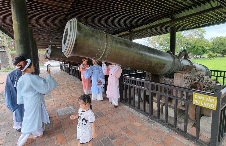 Bảo vật quốc gia Cửu vị thần công đang trưng bày trước hoàng thành Huế - Ảnh: THÁI LỘC