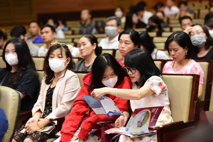 Cùng con chọn trường: Đồng hành chứ đừng làm thay con- Ảnh 1. Phụ huynh tham gia chương trình tư vấn “Cùng con vào tương lai” do báo Tuổi Trẻ tổ chức năm 2023 - Ảnh: DUYÊN PHAN