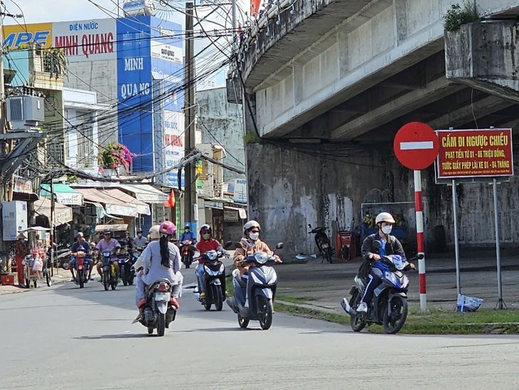 Đi ngược chiều, chen làn rẽ phải, chạy xe kiểu 'bất chấp' ở Cần Thơ - Ảnh 1.
