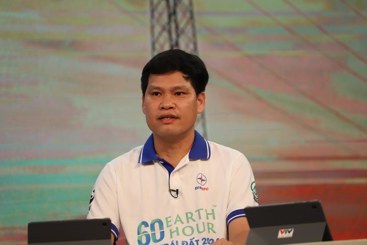 Ông Bùi Quốc Hoan - phó tổng giám đốc Công ty Điện lực miền Nam - giải đáp thắc mắc của người dân về việc hóa đơn tiền điện tháng 2 tăng cao - Ảnh: CHÍ QUỐC