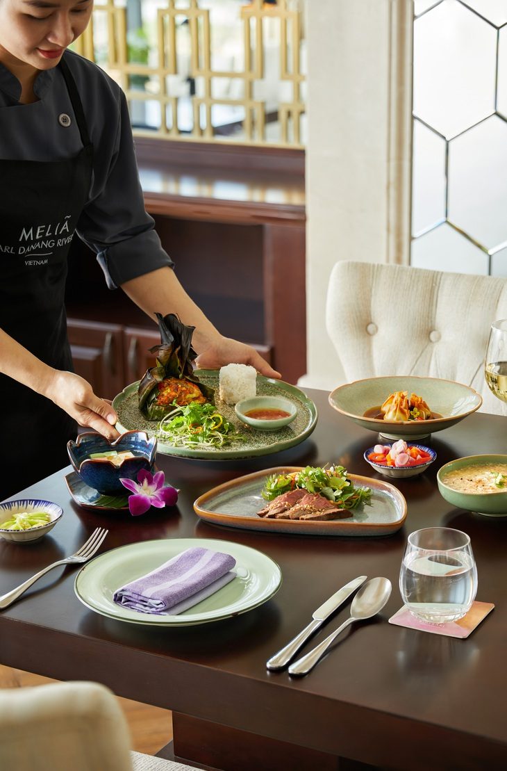 Chọn điểm ngắm pháo hoa quốc tế DIFF 2024 tại Đà Nẵng- Ảnh 4. Đại tiệc ẩm thực tại nhà hàng Han River cùng hiệu ứng pháo hoa mang lại trải nghiệm một không hai mùa lễ hội này