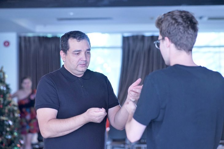 Đạo diễn Olivier Dhénin Hữu tại hậu trường tập luyện - Ảnh: HUỲNH VY Đạo diễn Olivier Dhénin Hữu tại hậu trường tập luyện - Ảnh: HUỲNH VY