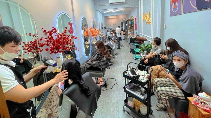 Đau đầu vì chưa già tóc đã bạc - Ảnh 1. Nhiều người trẻ vì lý do tóc bạc sớm đã chọn phương pháp nhuộm tóc để cải thiện ngoại hình - Ảnh: DUYÊN PHAN