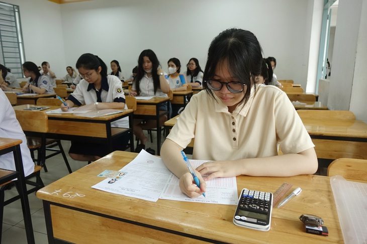 Điểm thi tốt nghiệp THPT 2024: Không có điểm 10 môn toán- Ảnh 1. Thí sinh dự thi tốt nghiệp THPT 2024 môn toán - Ảnh: NHƯ HÙNG
