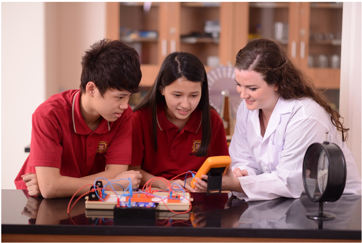 Chọn chương trình giáo dục nào để con vững bước vào đại học? - Ảnh 1. Học sinh sở hữu các bằng cấp, chứng chỉ Cambridge có lợi thế khi ứng tuyển vào các trường đại học trên toàn thế giới.