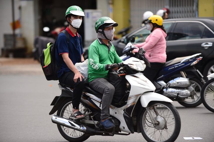 Nhiều người dân lựa chọn di chuyển bằng Grab bởi vừa tiện lợi, lại có nhiều ưu đãi cuối năm - Ảnh: QUANG ĐỊNH
